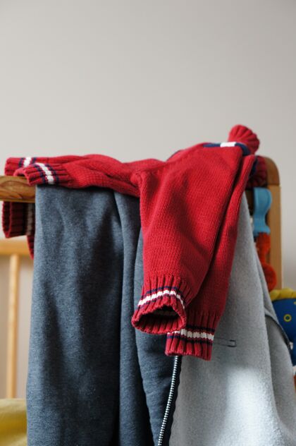 小婴儿床上的儿童红色针织毛衣冷针织童年