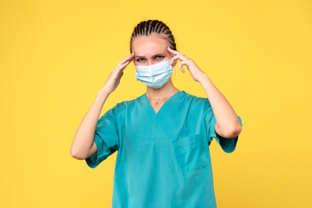 可爱正面图女医生穿着医用衬衫 戴着口罩 医护护士病毒大流行护士女医生黄色