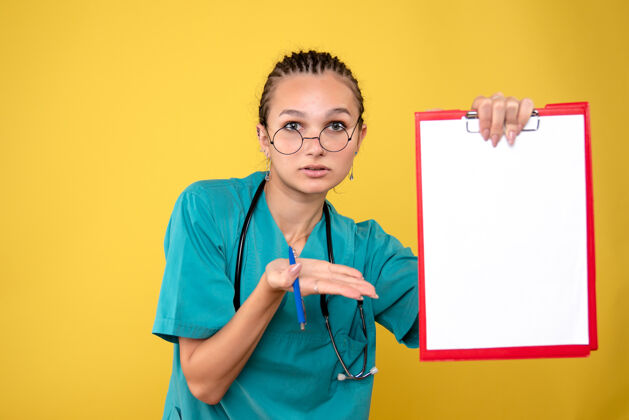 黄色正面图女医生拿着医疗剪贴板 彩色护士医院情感科-19医疗健康剪贴板女医生护士