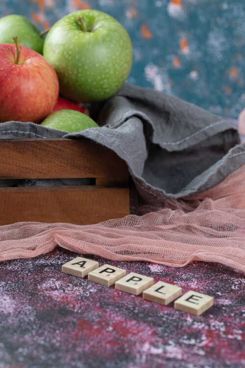 蔬菜把苹果放在厨房毛巾上的乡村木托盘里产品酸收获