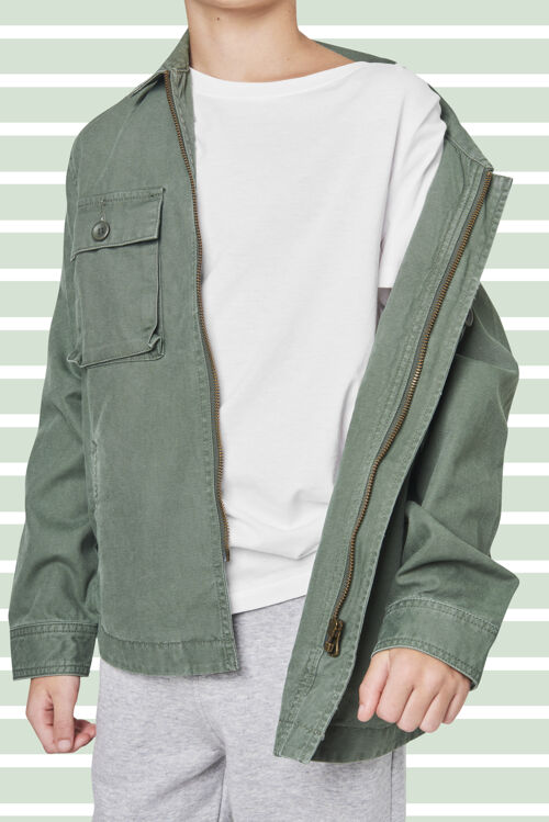 青年穿着绿色夹克摆姿势的男孩儿童时尚穿产品