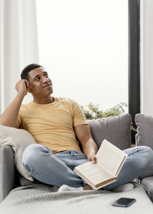 肖像写真男人在家看书放松男人阅读激情