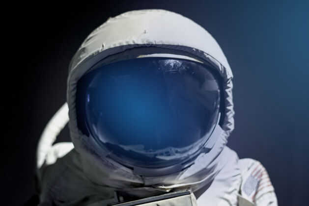 外太空太空服头盔面罩接近宇航员深蓝色人窗