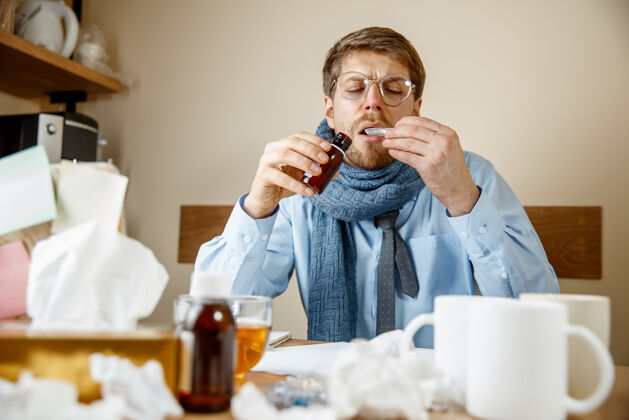 药物在办公室工作的病人 商人感冒 季节性流感 大流行性流感 疾病预防 疾病 病毒 感染 体温 发烧和流感概念工人茶商务人员