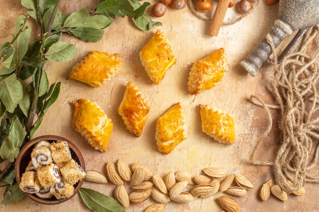 餐俯瞰美味的坚果糕点和新鲜的坚果放在木桌上坚果烹饪面包