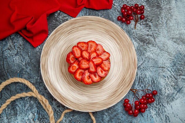 配料顶视图美味的草莓蛋糕与红色浆果在黑暗的地板上甜点水果派蛋糕派香草健康