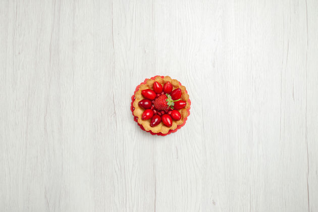 草莓在白色的桌子上俯瞰美味的水果蛋糕可食用水果美味蛋糕