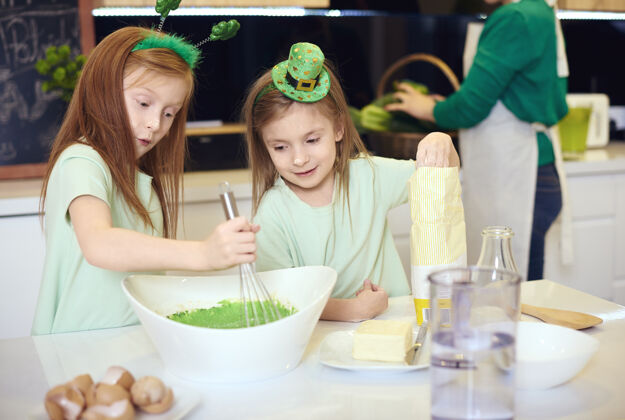 烹饪兄弟姐妹们混合着绿色软糖糖衣圣帕特里克日享受家庭