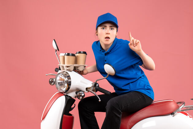 自行车正面图女快递员骑在自行车上拿着咖啡杯上粉色工作服颜色制服工人送餐颜色人摩托车