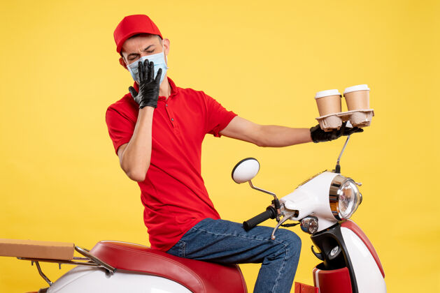人正面图：身穿红色制服 戴着黄色咖啡面具的男性快递员工作大流行性传染病毒-工作食品服务病毒食物男性信使正面