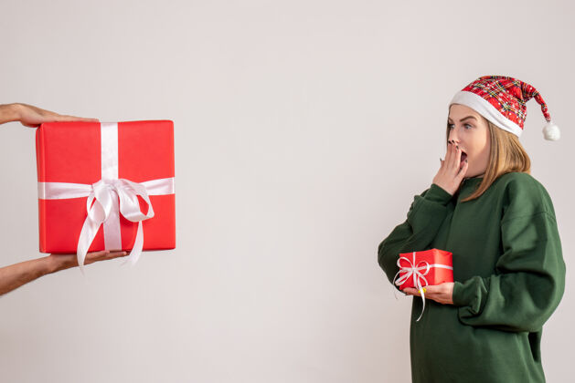 颜色正面看年轻女性 几乎没有礼物 接受男性的其他礼物年轻女性商人圣诞节