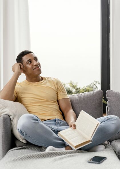肖像写真男人在家看书放松男人阅读激情