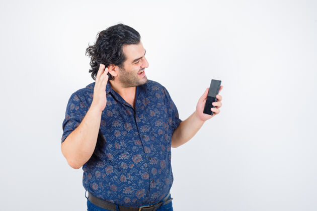 通话一个穿着衬衫 面容开朗 正在用手机打视频电话的成熟男人肖像能量快乐