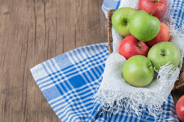 季节红的 绿的苹果放在篮子里的白毛巾上美味蔬菜异国情调
