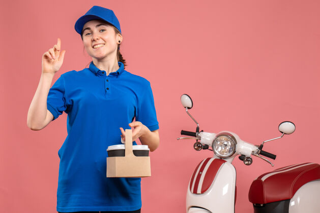 专业正面图粉色工作服上的女快递员带着咖啡送货女自行车人自行车高尔夫