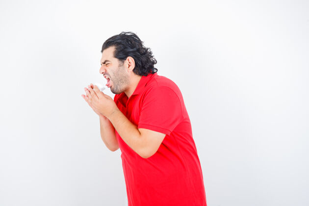 不适身穿红色t恤的中年男子咳嗽 看上去不健康 正面照身体医学中年