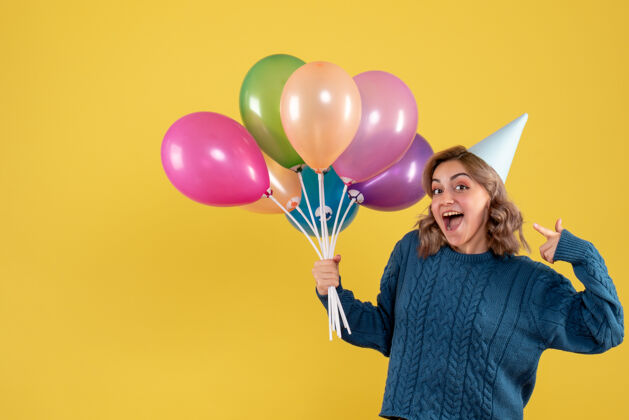 生日正面图：带着彩色气球的年轻女性乐趣圣诞节情感