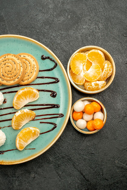 水果灰色背景上的糖饼配橘子糖营养糖果可食用水果