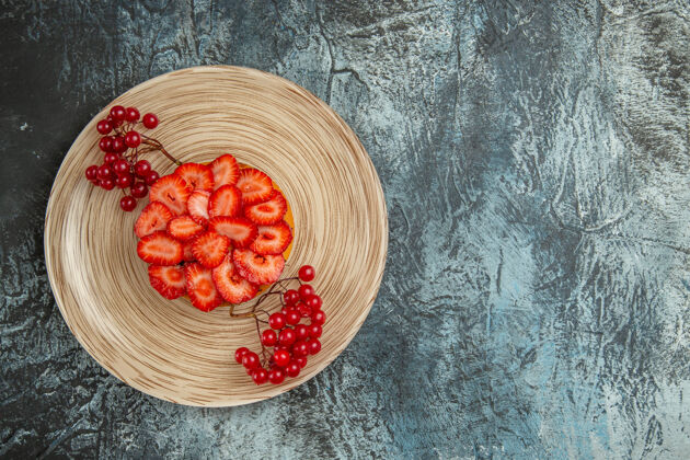 烹饪顶视图美味的草莓蛋糕与红色浆果在黑暗的背景浆果新鲜深色