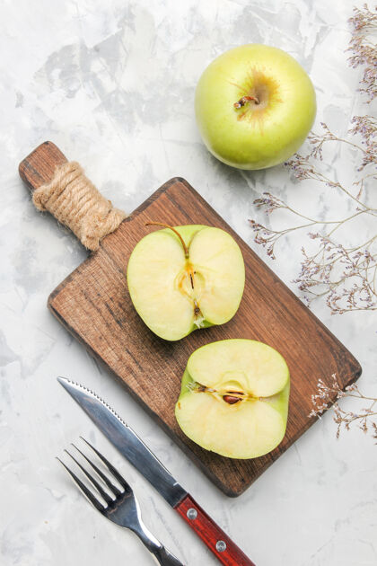 梨在白色背景上俯瞰新鲜的绿色苹果水果好吃饮食