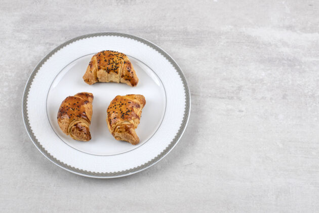 饼干自制的羊角面包放在木板上 放在大理石桌上羊角面包饼干卡路里