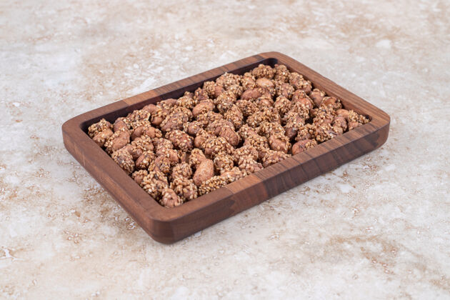 种子一堆棕色坚果糖放在木盘上糖果糖果巧克力