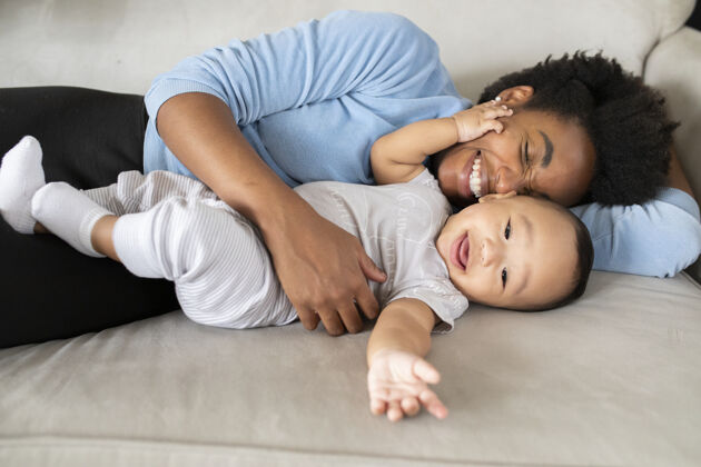 婴儿快乐的多民族家庭在新常态中共度时光花时间休息享受