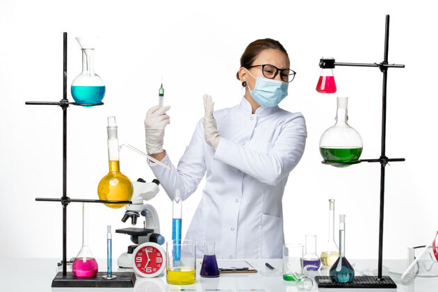 实验室正面图白色背景病毒化学实验室covid-splash 身穿医疗服的女化学家 戴着口罩拿着针剂化学科学面具
