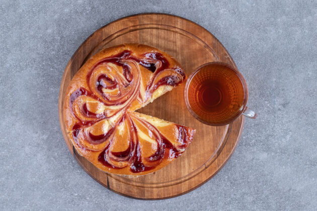早餐在木板上放一片甜面包和一杯茶芳香风味烘焙食品