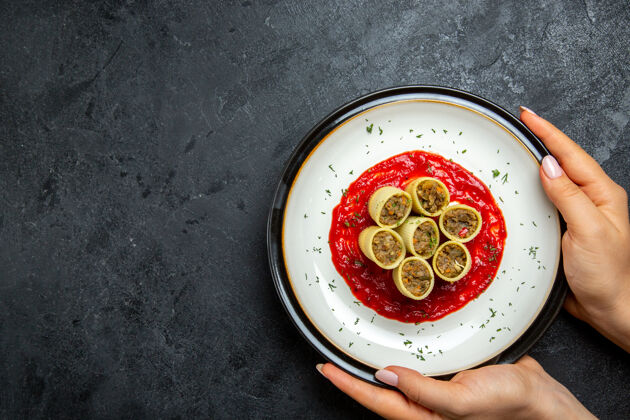 容器顶视图面团与肉切片番茄酱上的灰色空间陶瓷器皿肉食品