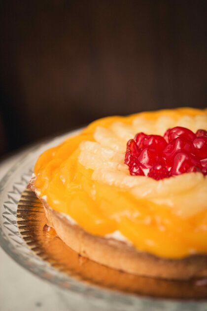 水果大理石桌上放着樱桃饼干蛋糕的垂直镜头樱桃派玻璃