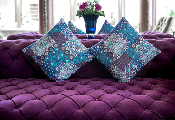 纽扣紫色天鹅绒面料现代沙发 带凹陷纽扣和五颜六色装饰枕头装饰沙发面料的理念和变体家具软包舒适