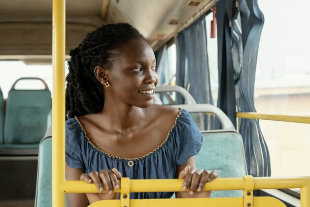 成人坐公共汽车旅行的中枪女人车辆旅行公共汽车