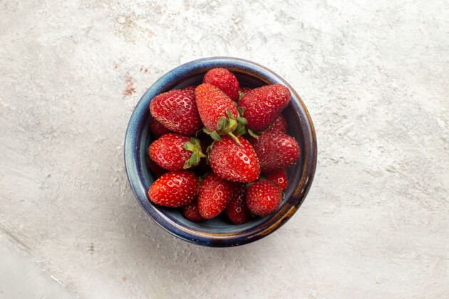 顶部顶视图新鲜的红色草莓内板上的白色空间食品草莓内部
