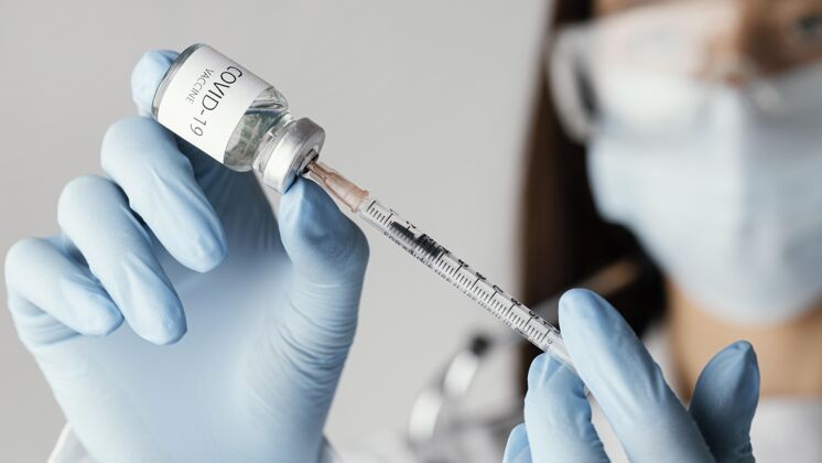 护理医生在准备疫苗病毒预防医学
