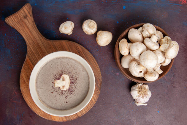 素食在黑暗的桌子上俯瞰美味的蘑菇汤和蘑菇膳食配料健康
