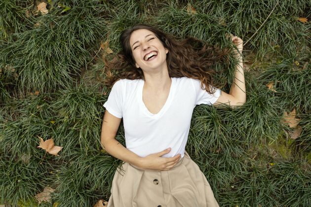 户外中枪女人在草地上笑成人情感水平