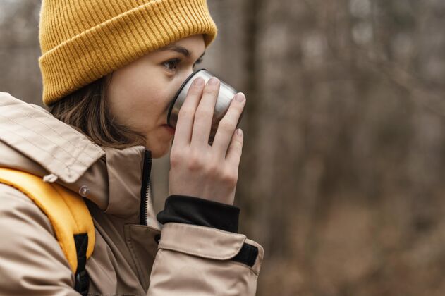 旅行特写镜头喝咖啡的女人户外秋天徒步旅行