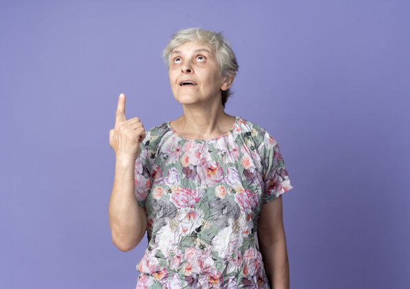 老的高兴的老妇人点了点 抬起头 孤零零地站在紫色的墙上请紫色女人