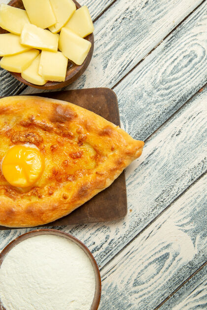 早餐俯瞰美味的鸡蛋面包烤面粉和奶酪在一个乡村书桌上小面包膳食午餐