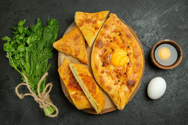 馒头顶视图美味的鸡蛋面包烤与绿色的灰色空间早餐午餐顶部
