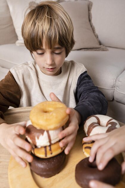 快餐孩子们在家吃甜甜圈有机营养年轻