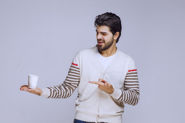 员工一个穿着白衬衫拿着一次性咖啡杯的男人容器广告男性