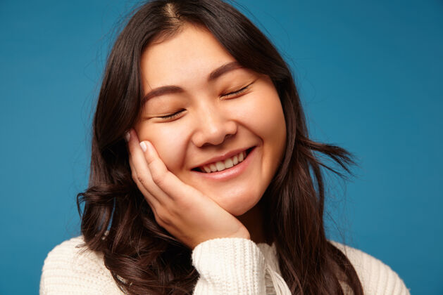 亚洲人积极的年轻貌美的黑发女子高兴地微笑着积极毛衣成人