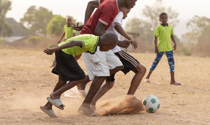 足球孩子们在踢足球足球比赛非洲孩子