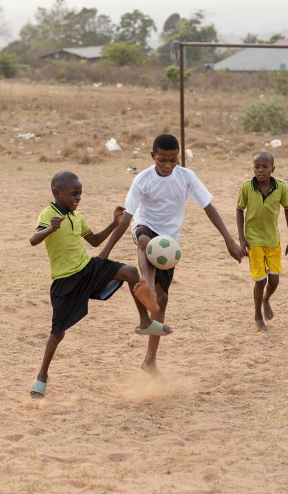 玩孩子们在踢足球足球足球非洲