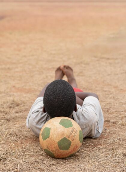 孩子一个拿着足球的非洲小孩足球足球玩