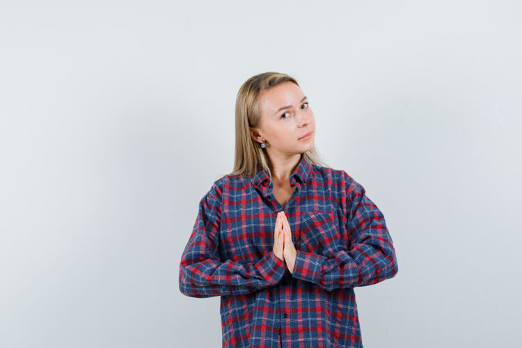 女孩金发女郎穿着格子衬衫摆出迷人的姿势 看上去容光焕发 正面照人衬衫漂亮