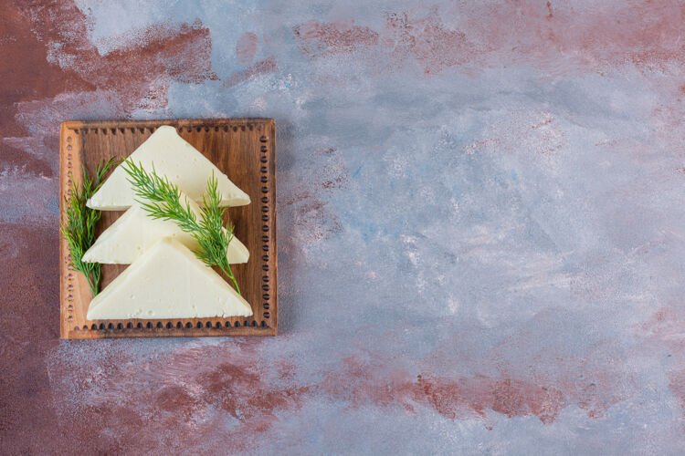 板把奶酪和莳萝片放在木板上 放在大理石背景上健康美味莳萝