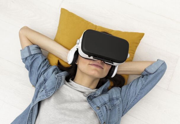 女人戴着虚拟现实耳机的肖像女人虚拟现实模拟器模特虚拟现实
